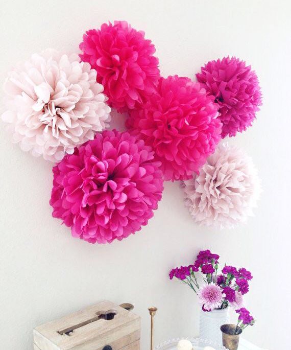 Украшение из бумажных помпонов на стену